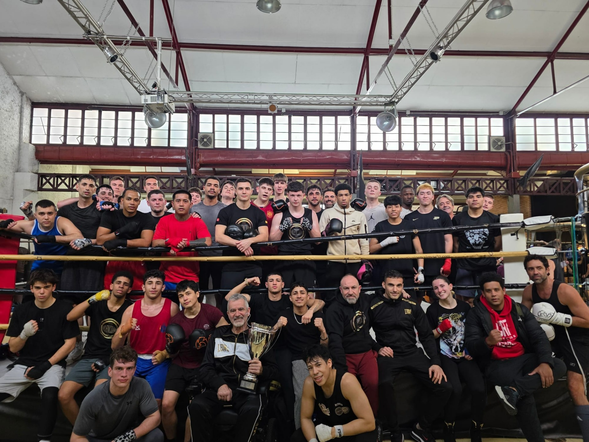 La copa llega al club y el equipo la recibe